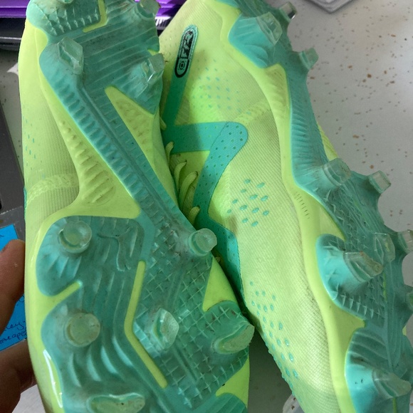 Puma size 7 women's soccer cleats - Picture 2 of 3